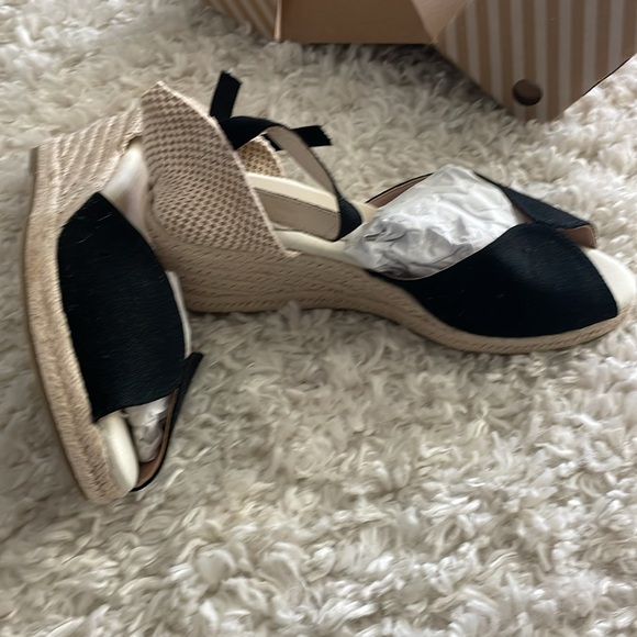 Tonivis Women’s 9.5 Black And Tan Platform Sandals With Ankle Strap - Picture 3 of 4